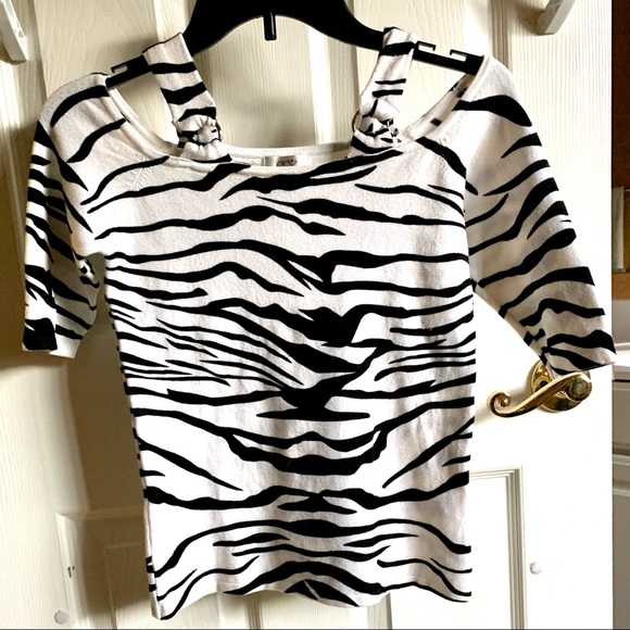 Zebra pattern sweater, off shoulder - Picture 1 of 2